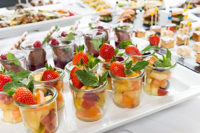 Fingerfood | © Fotolia - www.ChristianSchwier.de Dessert-Obst in kleinen Gläsern angerichtet | © Fotolia - www.ChristianSchwier.de